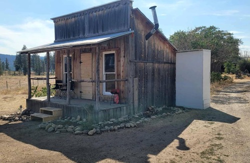 Tumtum Cabin | Cozy Rustic Cabin for a Romantic Stargazing Getaway by the Spokane River near Tumtum, Washington
