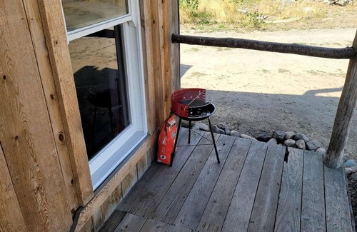 Tumtum Cabin | Cozy Rustic Cabin for a Romantic Stargazing Getaway by the Spokane River near Tumtum, Washington