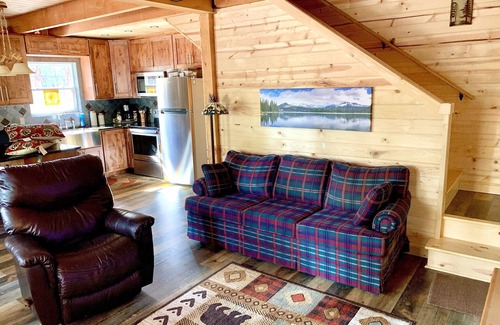 La Pine Cabin | Cozy Rustic Cabin, Snowmobile-OHV Trails/Woodstove/Treager BBQ/Games & Puzzles