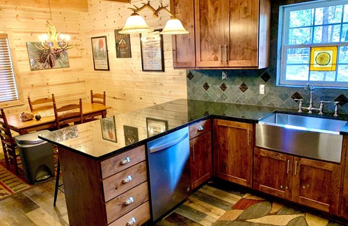 La Pine Cabin | Cozy Rustic Cabin, Snowmobile-OHV Trails/Woodstove/Treager BBQ/Games & Puzzles