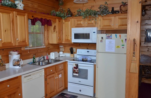 Gatlinburg - Pigeon Forge Cabin | Cozy Rustic Cabin located in Sky Harbor. 5 miles to all things Dollywood!