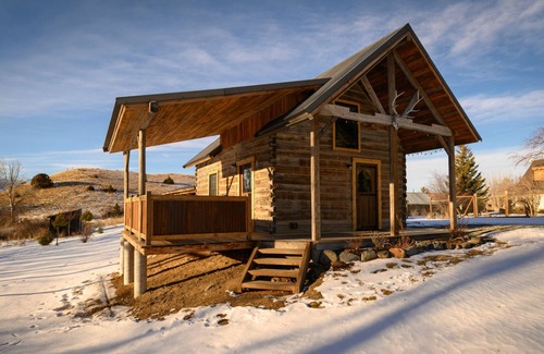 Chico Cabin | Cozy, Rustic Cabins near Chico Hot Springs & only 35 mins to YELLOWSTONE PARK!