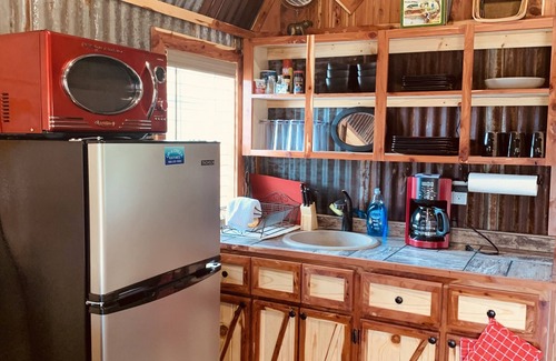 Ringold Cabin | COZY & RUSTIC Tiny Cabin, WiFi, Outside fire pit, quiet and peaceful area