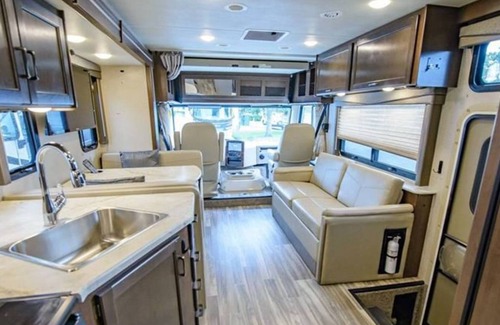 Juno Ridge House | Cozy RV with AC and WiFi North Palm Beach - 1 mile to beach
