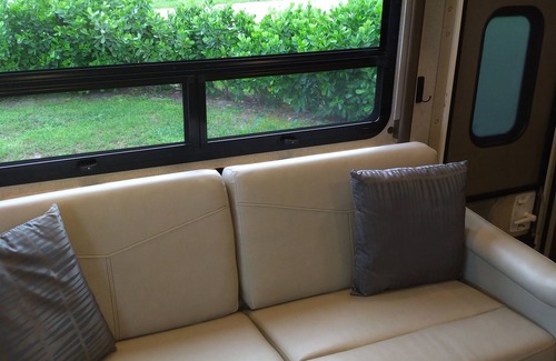 Juno Ridge House | Cozy RV with AC and WiFi North Palm Beach - 1 mile to beach