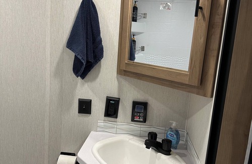 Fleming House | Cozy RV with WiFi, TV, and fireplace in charming Midway