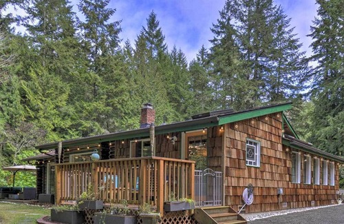 Silverdale Cabin | Cozy Seabeck Hideaway w/ Hot Tub & Fire Pits