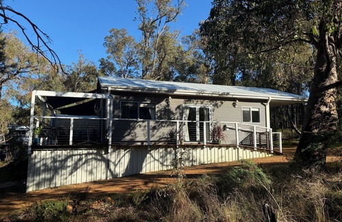 Martin Cottage | Cozy secluded bush hideaway amongst the tall trees only 30 mins from Perth CBD.