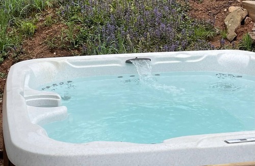 Linden Cabin | Cozy Shenandoah Cabin Mountian Escape w/ Private Hottub, Loft, & Fireplace