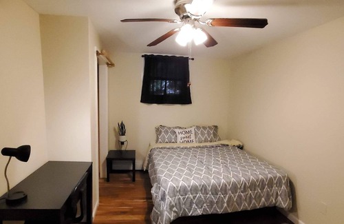 Preston House | Cozy Sleeps 6… Minutes from Casino’s Mohegan Sun and Foxwoods Resort….