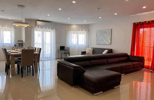 Marsaxlokk House | Cozy, Spacious 3 Bedroom Maisonette, 6 to 9 ppl, 1 min walk from Seafront