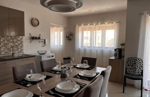 Marsaxlokk House | Cozy, Spacious 3 Bedroom Maisonette, 6 to 9 ppl, 1 min walk from Seafront