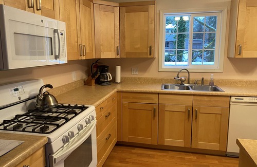 Retsil House | Cozy step-free house - walk to ferry and downtown waterfront