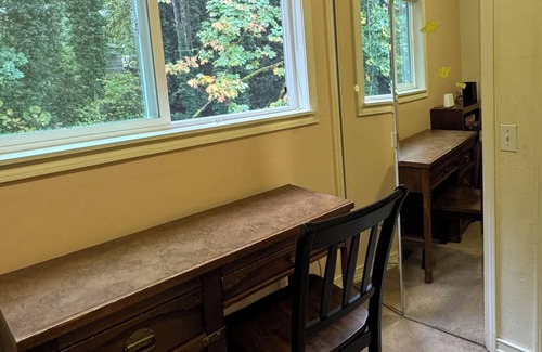 Retsil House | Cozy step-free house - walk to ferry and downtown waterfront