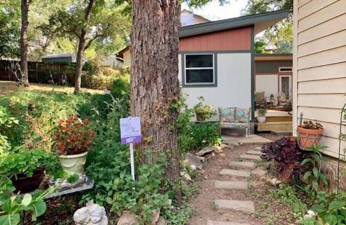 Bouldin Apartment | ❤️Cozy Studio 5 Min 2 DT > Home-Baked Bread > Fab Massage Chair > Screened Porch