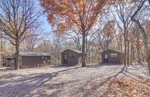 Gentry Cabin | Cozy Studio Cabin! Close to Downtown Siloam Springs