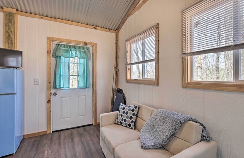 Tallassee Apartment | Cozy Studio Cabin in Tallassee w/Water View!
