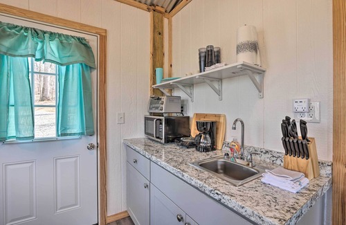 Tallassee Apartment | Cozy Studio Cabin in Tallassee w/Water View!