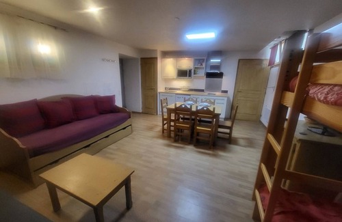 Montgenevre Apartment | Cozy studio for 4 on the slopes with WiFi in Montgenèvre