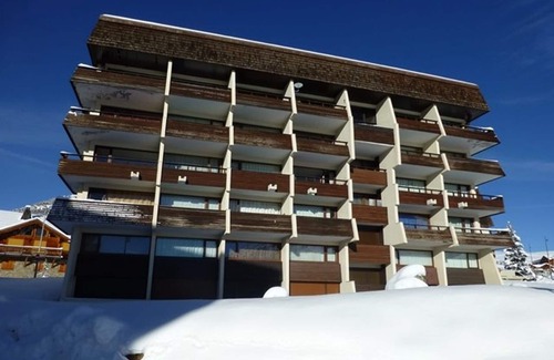 Cognet Apartment | Cozy Studio for 4 with Ski Access, Balcony & Ski Locker - L'Alpe d'Huez