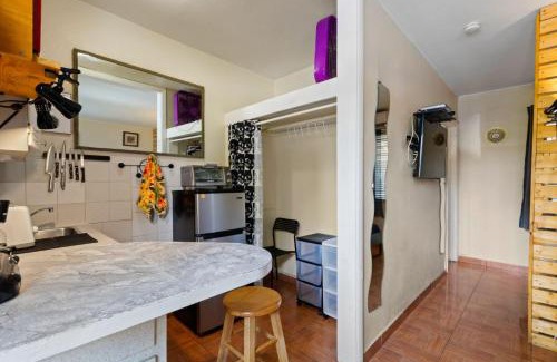 Downtown Hollywood Apartment | Cozy Studio in Hollywood FL - Pet Friendly Parking