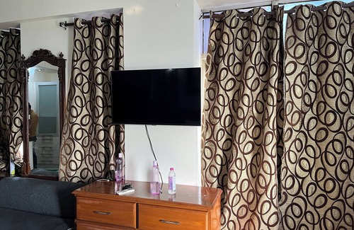 Jaypee Greens Apartment | Cozy studio in welcoming Greater Noida with WiFi, AC