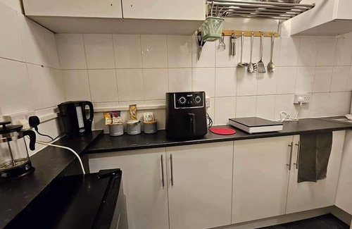 Grangetown Apartment | Cozy Studio Retreat in Cardiff Bay sleeps 2