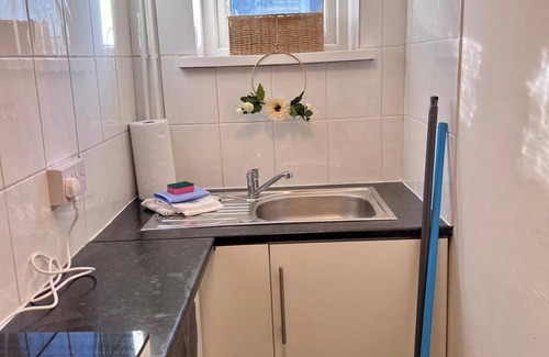 Grangetown Apartment | Cozy Studio Retreat in Cardiff Bay sleeps 2