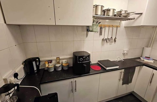 Grangetown Apartment | Cozy Studio Retreat in Cardiff Bay sleeps 2