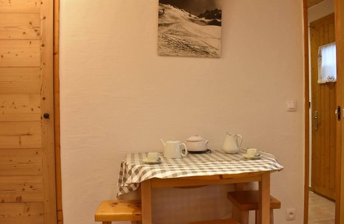 Meribel Centre Apartment | Cozy Studio, Ski-In/Ski-Out, Near Shops & Restaurants, Méribel Centre