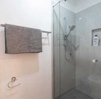 Mackenzie House | Cozy Studio Suite in House - Private Kitchen Bath