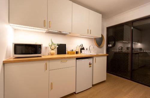 Mackenzie House | Cozy Studio Suite in House - Private Kitchen Bath