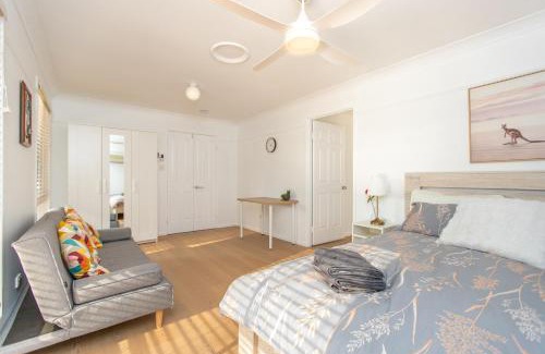 Mackenzie House | Cozy Studio Suite in House - Private Kitchen Bath