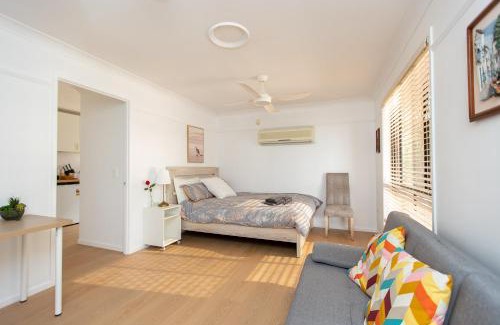 Mackenzie House | Cozy Studio Suite in House - Private Kitchen Bath