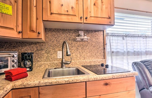 Brian Head Apartment | Cozy Studio w/Fireplace ~ 1 Mi to Ski Resort