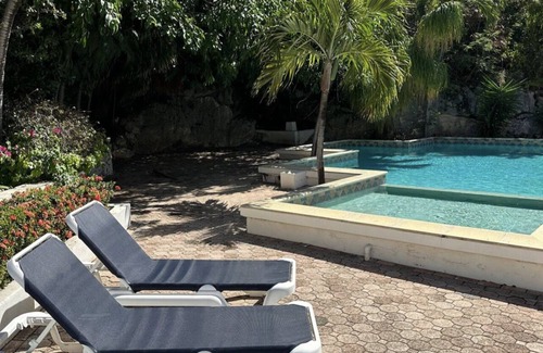 Simpson Bay Condo | Cozy studio warm, welcoming and close to many restaurants and beaches.
