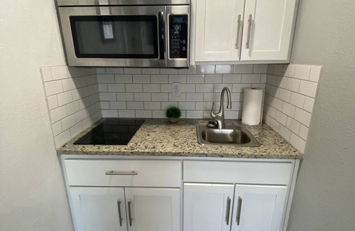 Biggs Field Apartment | Cozy studio with fully updated Kitchen & Bathroom Unit 3n