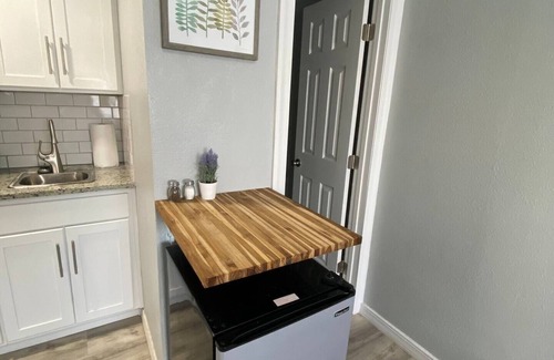Biggs Field Apartment | Cozy studio with fully updated Kitchen & Bathroom Unit 3n