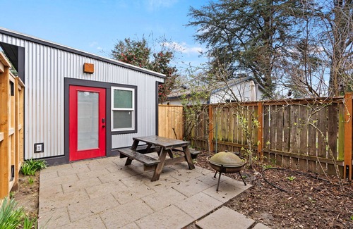 Woodstock Apartment | Cozy studio with WiFi and AC in walkable, safe Woodstock PDX neighborhood