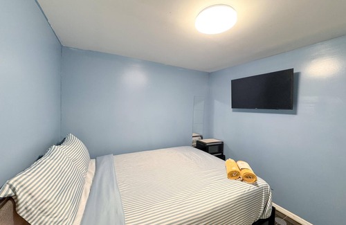 Queens Apartment | Cozy SUITE With Private Bathroom And Entrance Steps From Beach