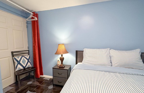 Queens Apartment | Cozy SUITE With Private Bathroom And Entrance Steps From Beach
