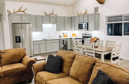 Brightwood Apartment | Cozy Super Barn Studio with pool table, king beds. 30 minutes from ski resort.