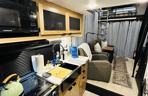 Springtown House | Cozy Tiny Home in Pleasant Springtown Texas with WiFi, AC, Full Kitchen