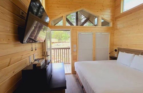 Page Cabin | Cozy Tiny Home King Room #16B