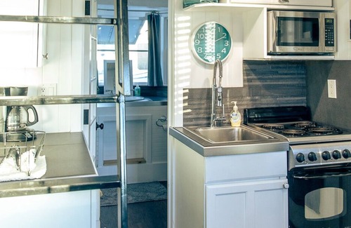 Draper House | Cozy tiny house! Hot tub and super convenient location.