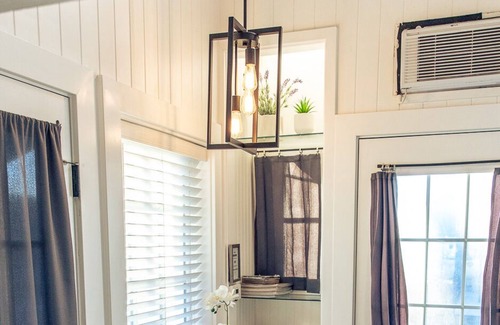 Draper House | Cozy tiny house! Hot tub and super convenient location.