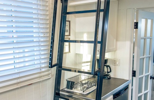 Draper House | Cozy tiny house! Hot tub and super convenient location.