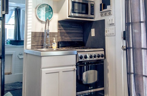 Draper House | Cozy tiny house! Hot tub and super convenient location.