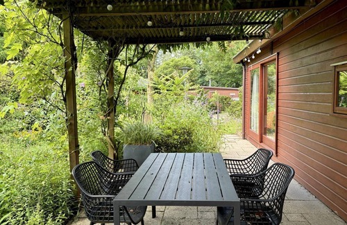 Municipality of Harderwijk House | Cozy Tiny Lodge (48 m²) for 2-3 persons (2 adults and 1 child) with basic facilities, garden and terrace.