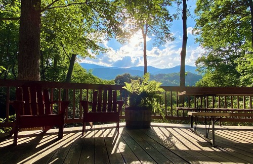 Burnsville Cabin | Cozy Treehouse By Mt. Mitchell Golf Course & Fishing